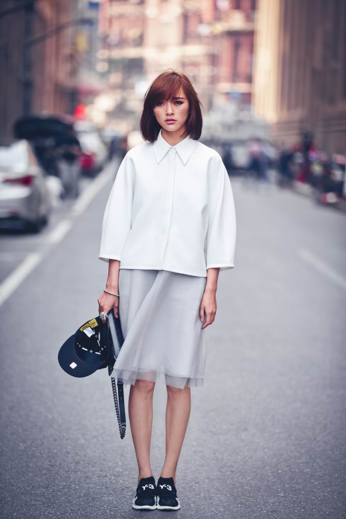 蓬蓬裙搭配白色上衣,温柔又不失帅气.