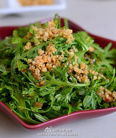 将蒜泥倒入调味汁中搅匀,倒在茼蒿叶上,撒上花生碎调匀即可.