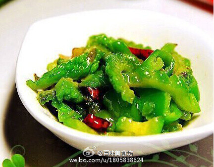 【泡椒青椒炒苦瓜】苦瓜两根,青椒两个,苦瓜洗净切去两头根蒂,刨开