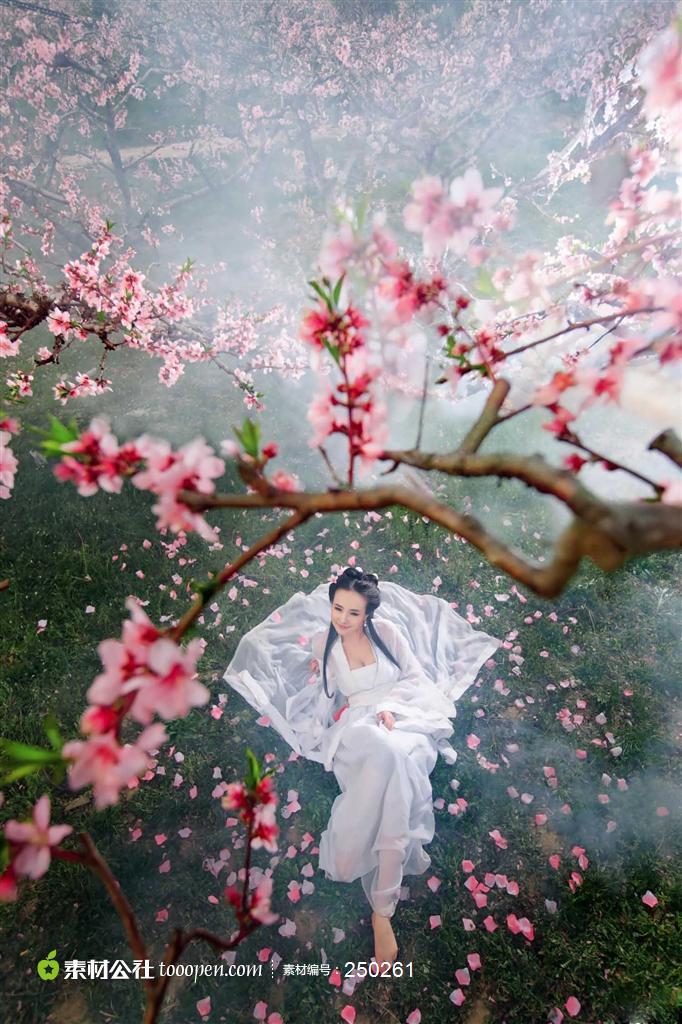 桃花树林中的古典美女干露露绾青丝挽情思任风雨飘摇人生不惧