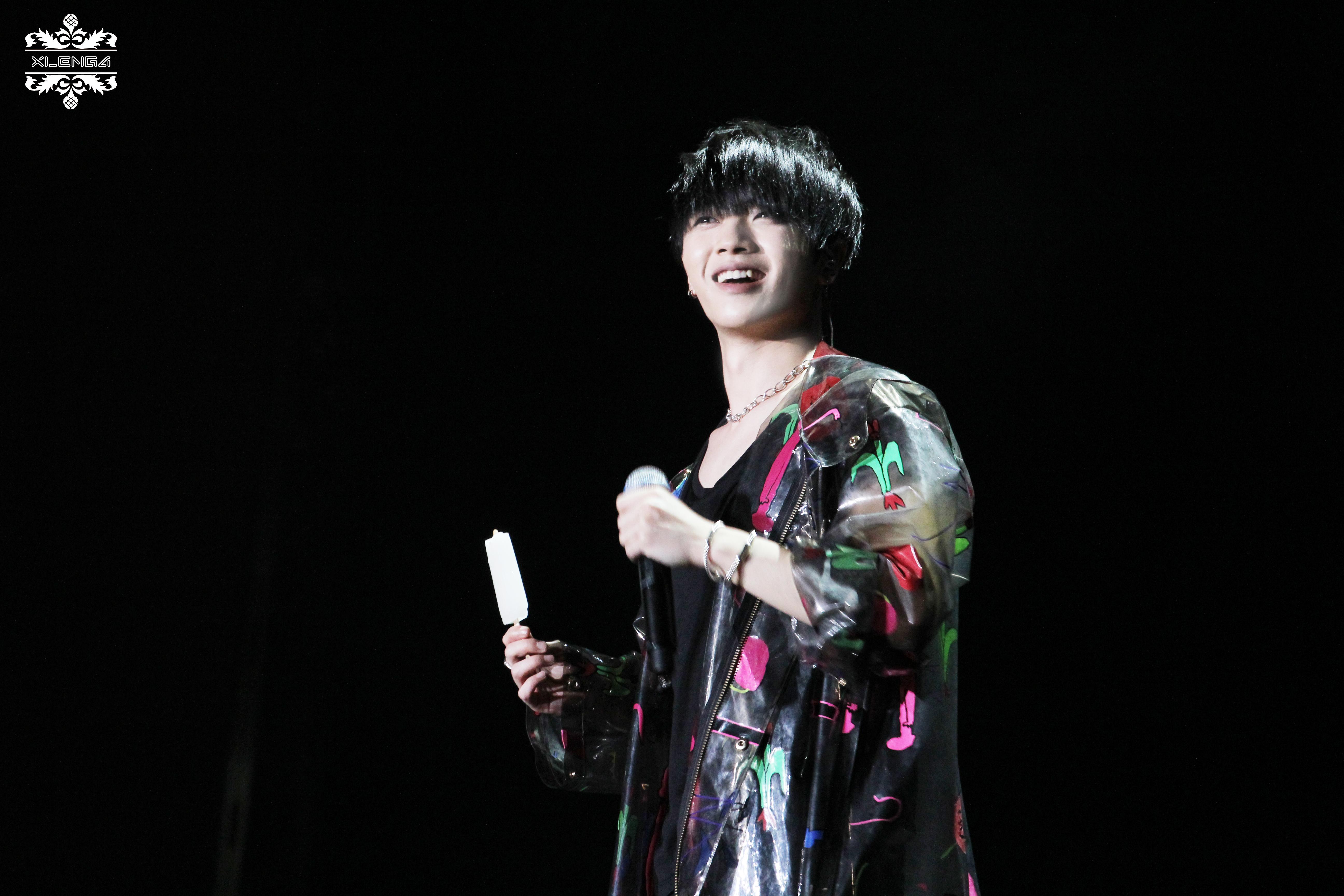 华晨宇yu 上海演唱会 10p 分享一只吃冰棍的小可爱 笑容好看哭