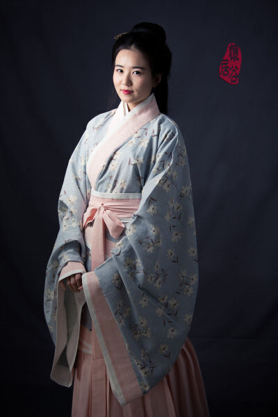 伊人袅袅,裙裾飘飘