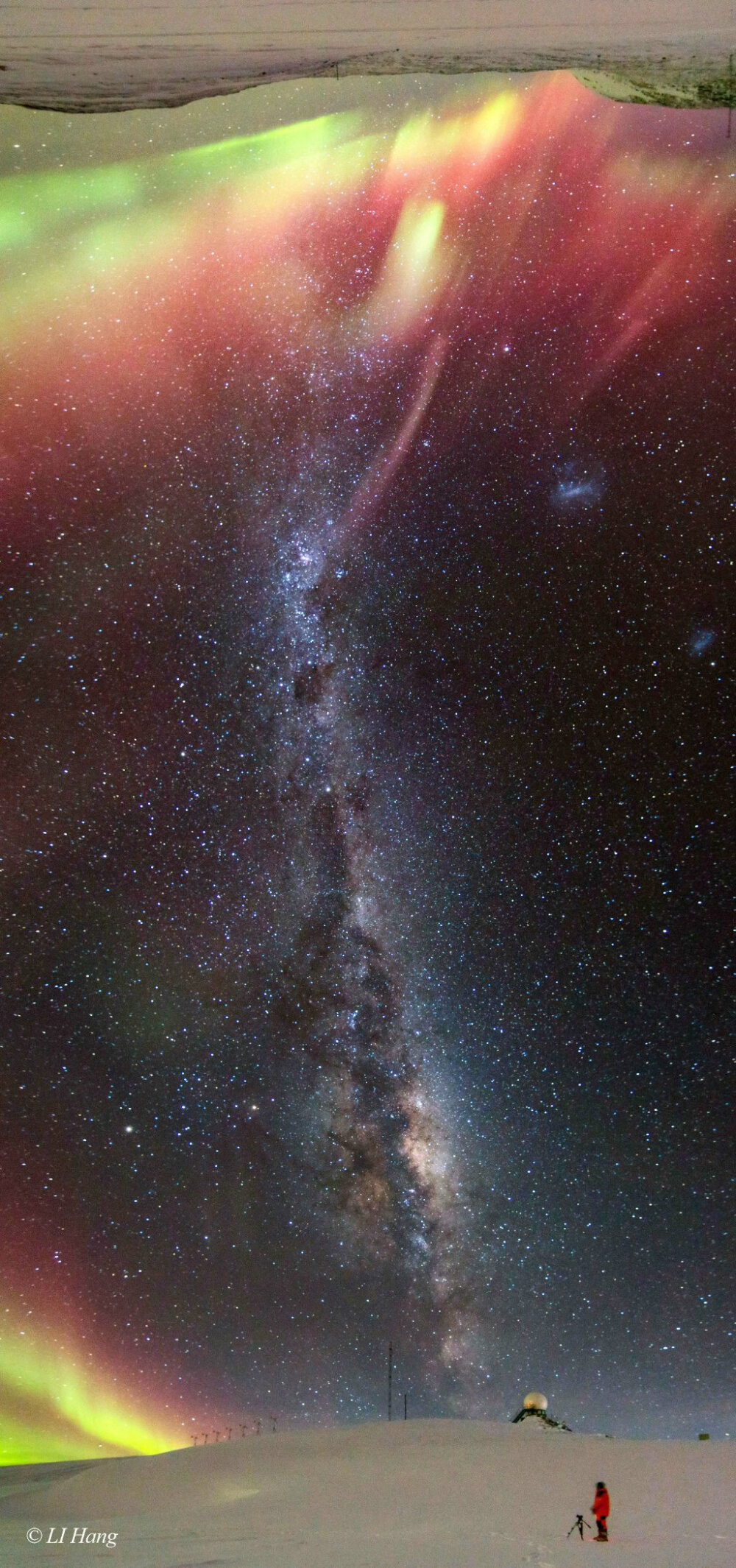 南极洲上空的银河与极光,7月中旬由中国南极科考队员@李航