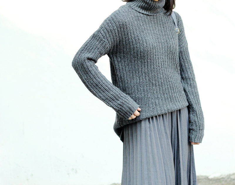 灰色渔网钩针粗线针织套头高领简约长款宽松毛衣 开叉前短后长