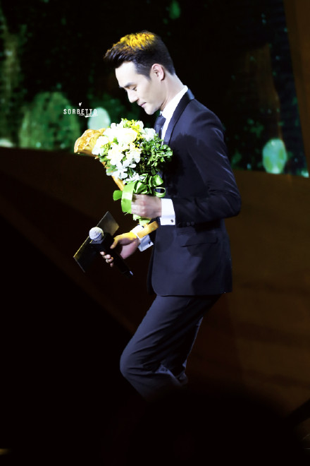 151223 #王凯kkw# 搜狐时尚盛典 捧花的哥哥@王凯kkw