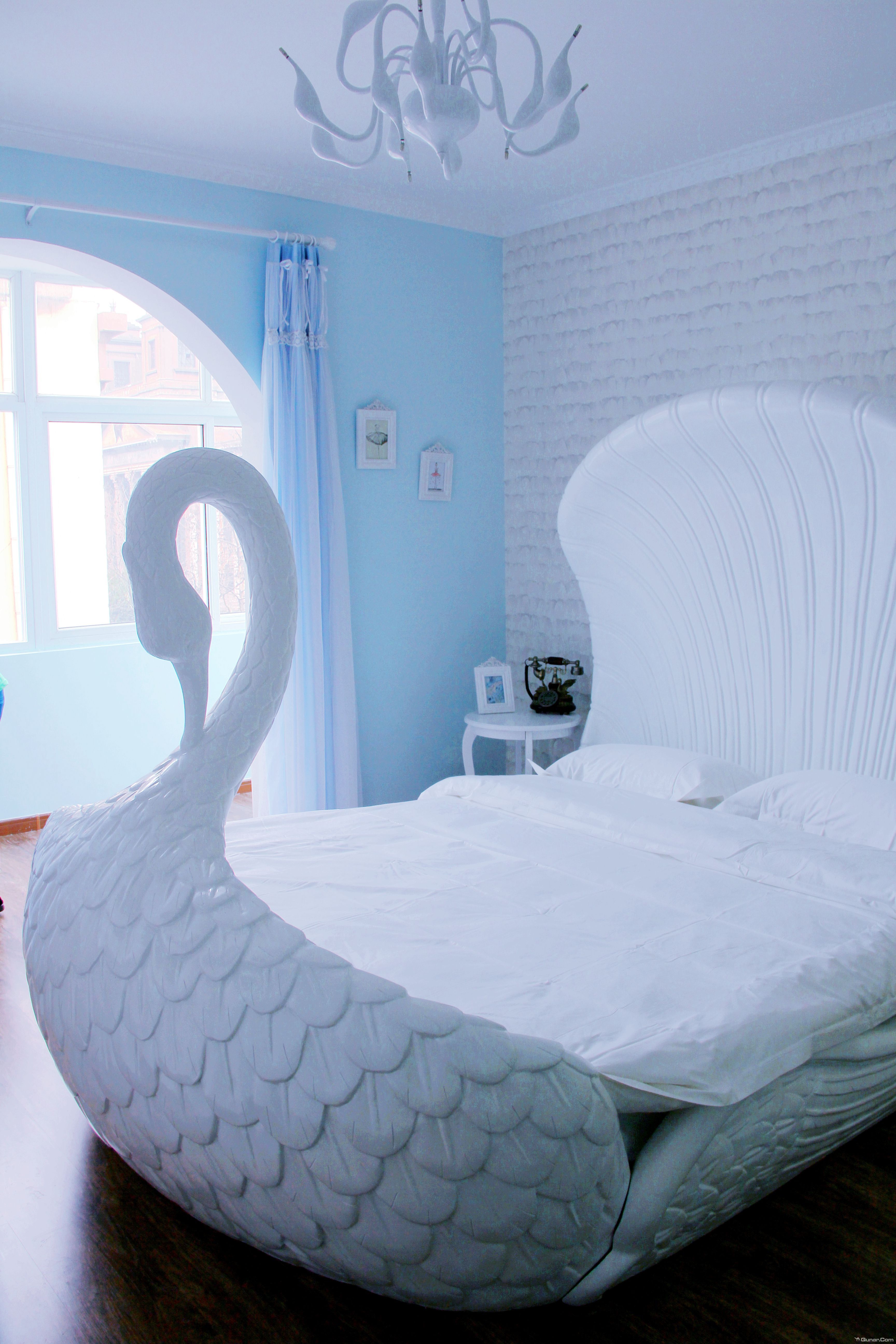 去呼呼,找有意思的房间-青岛草莓青年主题客栈天鹅湖主题大床房 - 躺