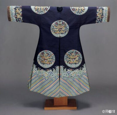 明代男子一律蓄发挽髻,着宽松衣,穿长统袜,浅面鞋;清时则剃400_396