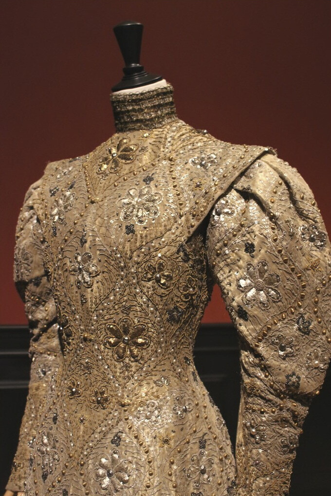 拜占庭长裙,由1904年worth时装出品,属于greffulhe伯爵夫人