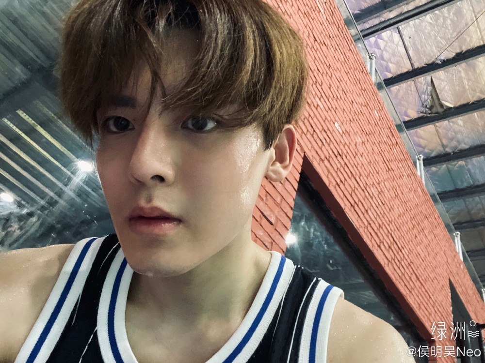 就先发几张侯明昊的照片趴!感觉我已经离不开这个软件了.