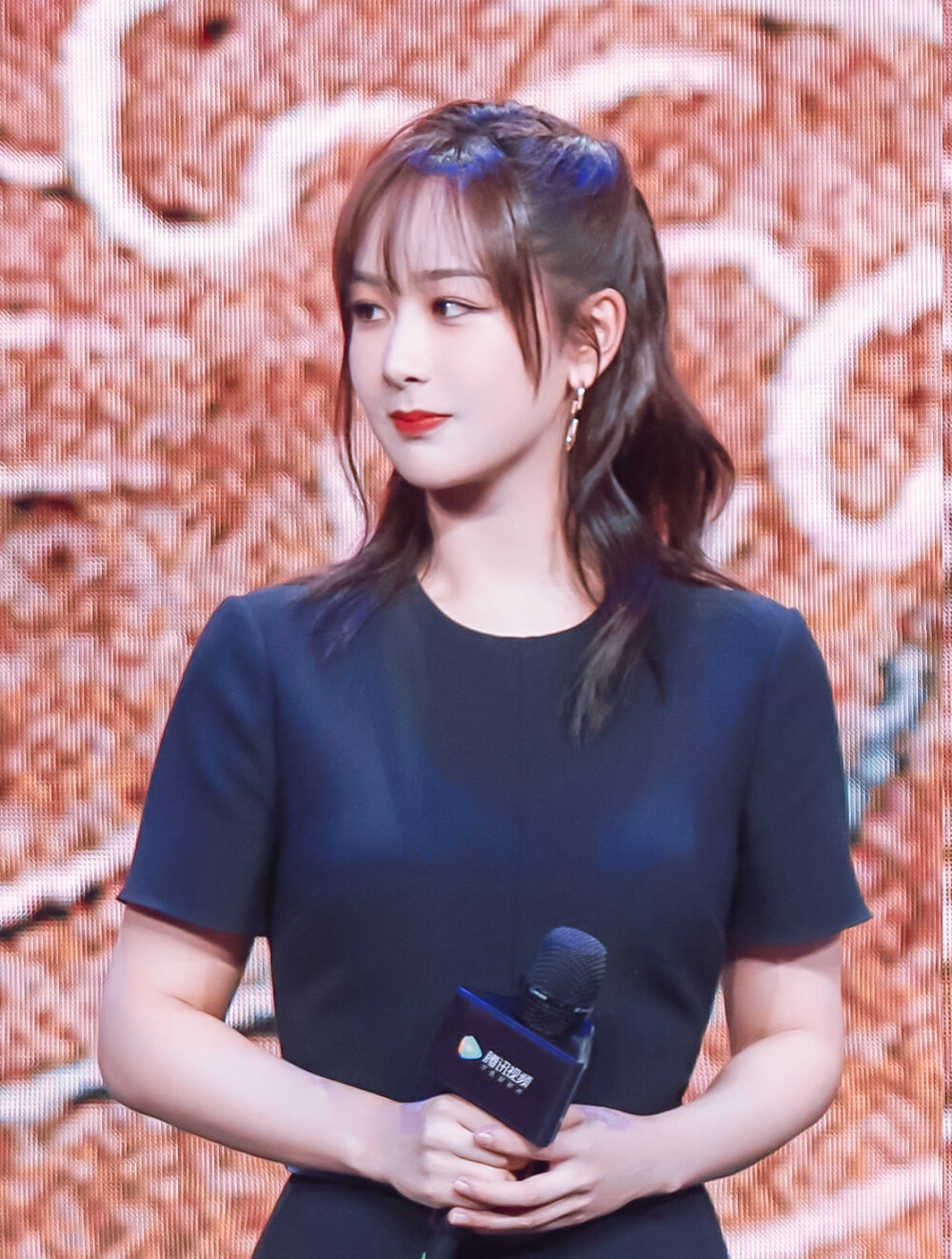 杨紫腾讯大会高冷御姐cr水印侵删