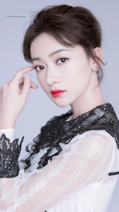 吴谨言#吴谨言经典咏流传 小吴真的是怼脸杀手 美绝了 cr@倾心不