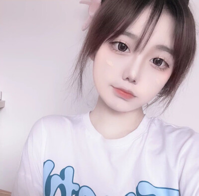 女头把秘密当作星星把喜欢的人当成月亮全都藏在心里心中便成了一个