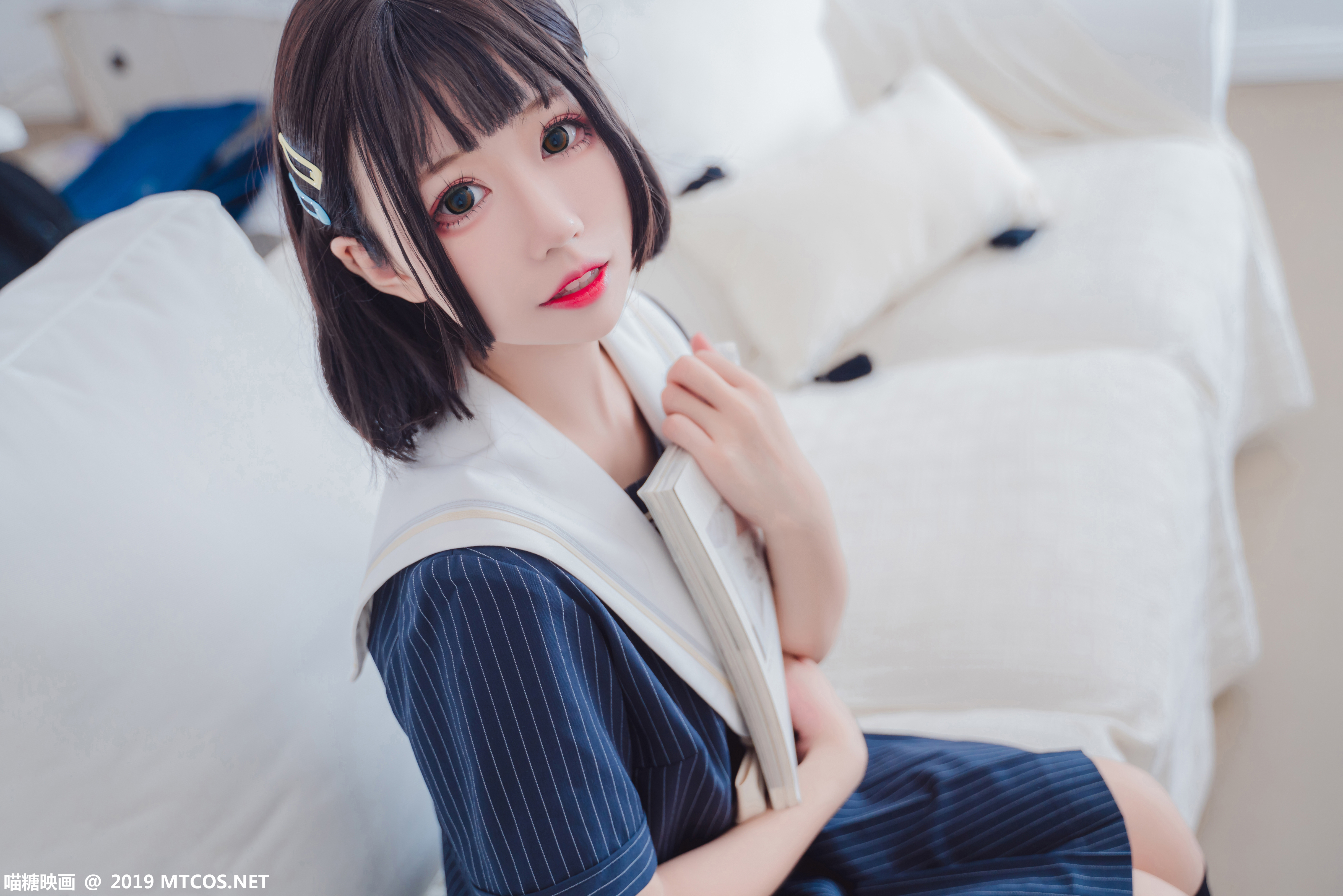 穿水手服的少女