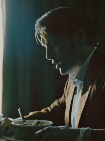 老汉深情凝视,眼神永远追随威尔