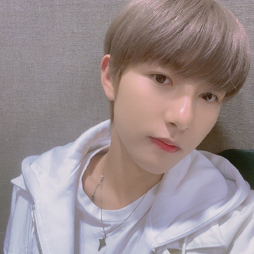 黄仁俊微博更新自拍:感谢大家的支持~再见仁d 你好仁俊