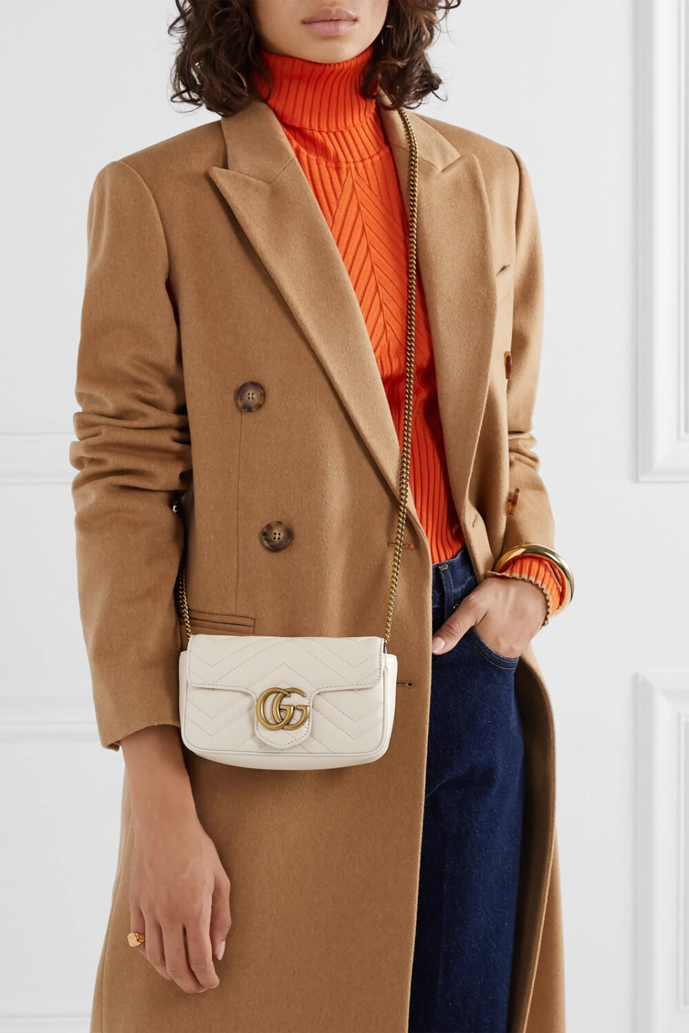 gucci 这款超迷你 "gg marmont" 单肩包拥有不容小觑的造型潜力:你可