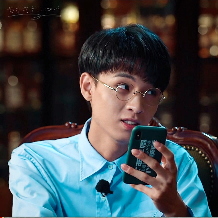 戴眼镜的老秦真的很像乖乖的公子哥