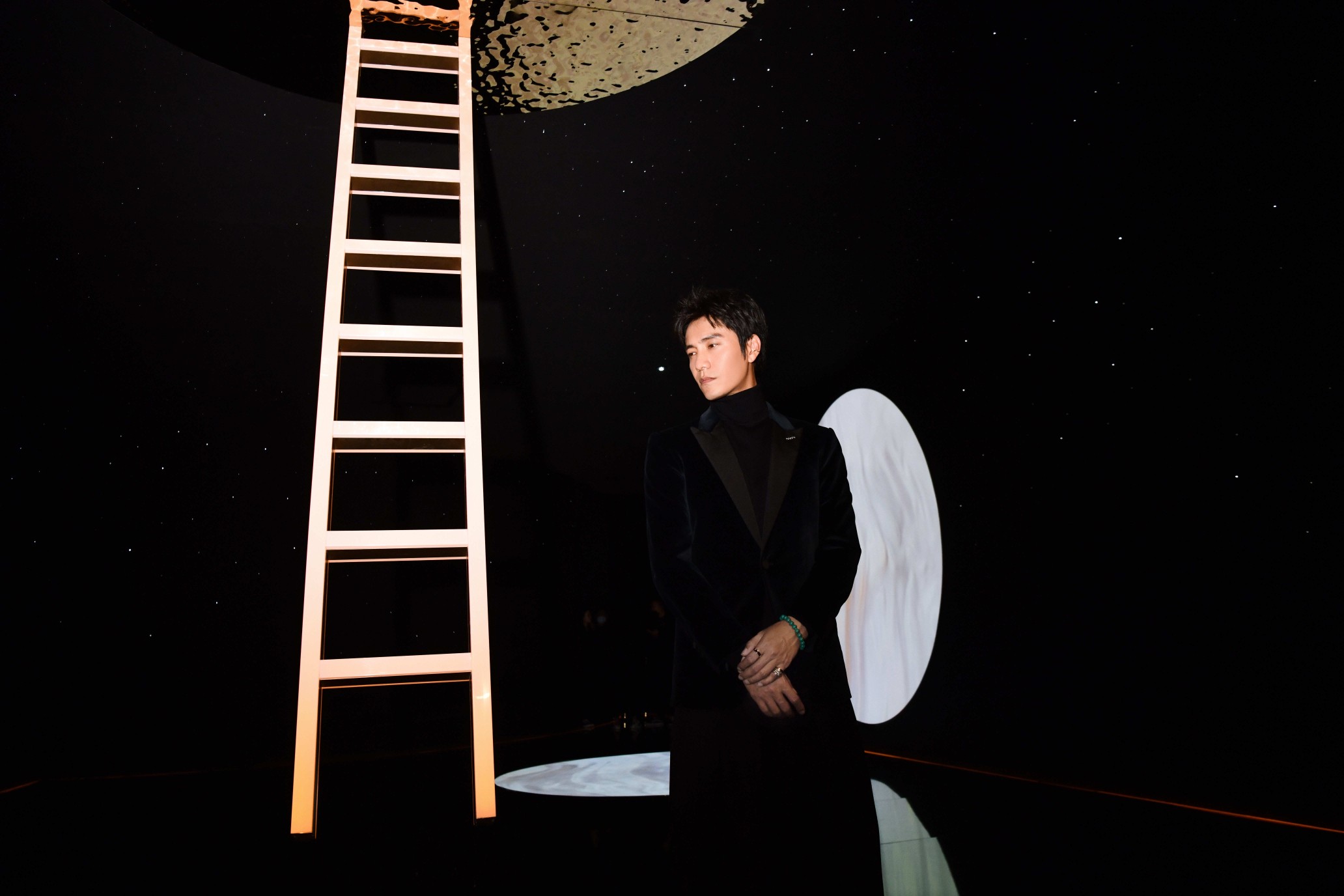 陈坤lamer海蓝之谜 奇迹鎏金梦化妆:@张哲纶ontime 造型:@yuanyijeff