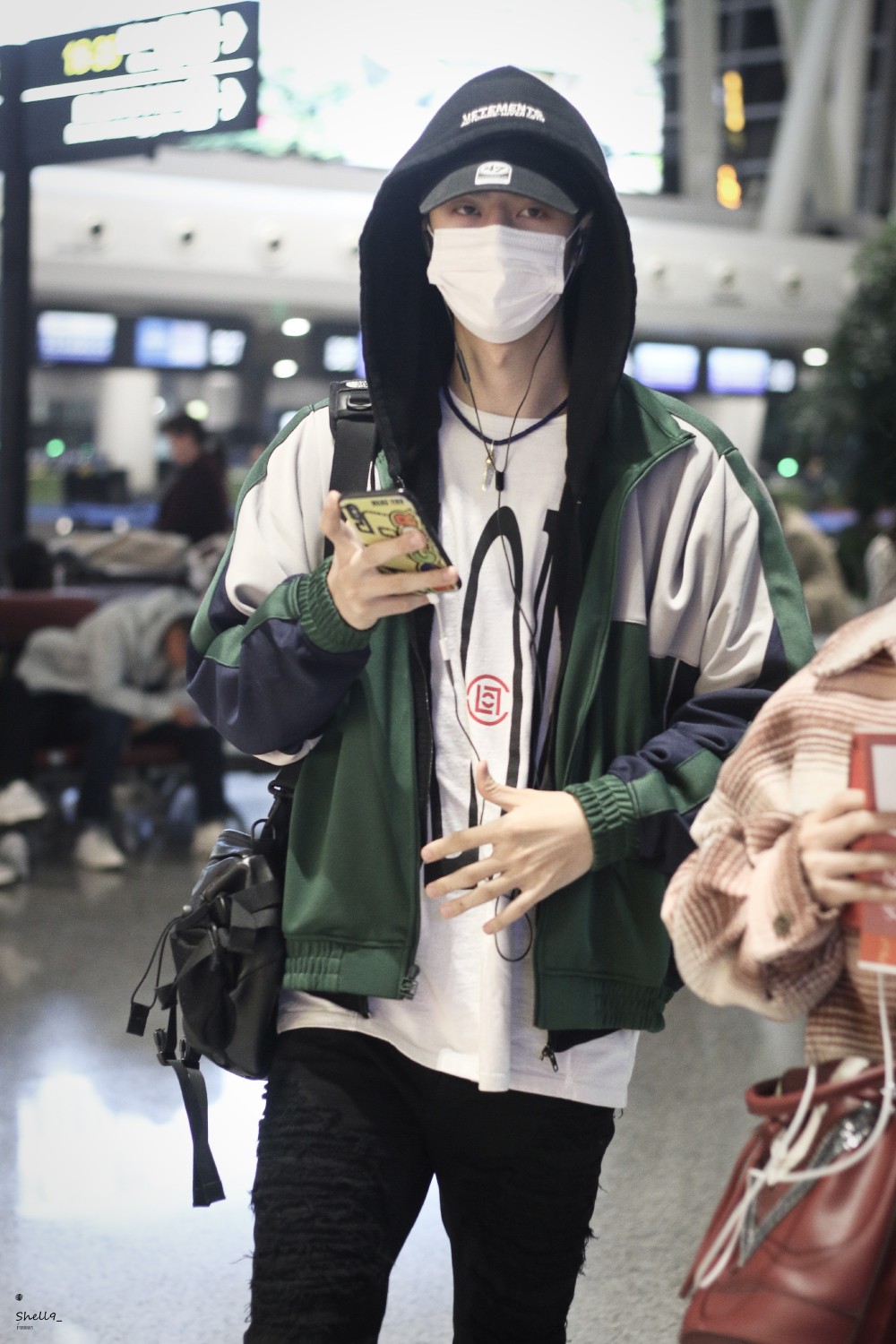 【王一博机场照】