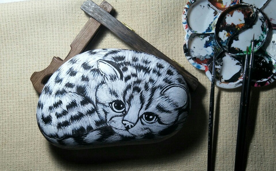 横眉手绘作品石头随形画,可爱的小豹猫!