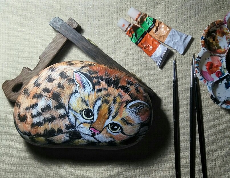 横眉手绘作品石头随形画,可爱的小豹猫!