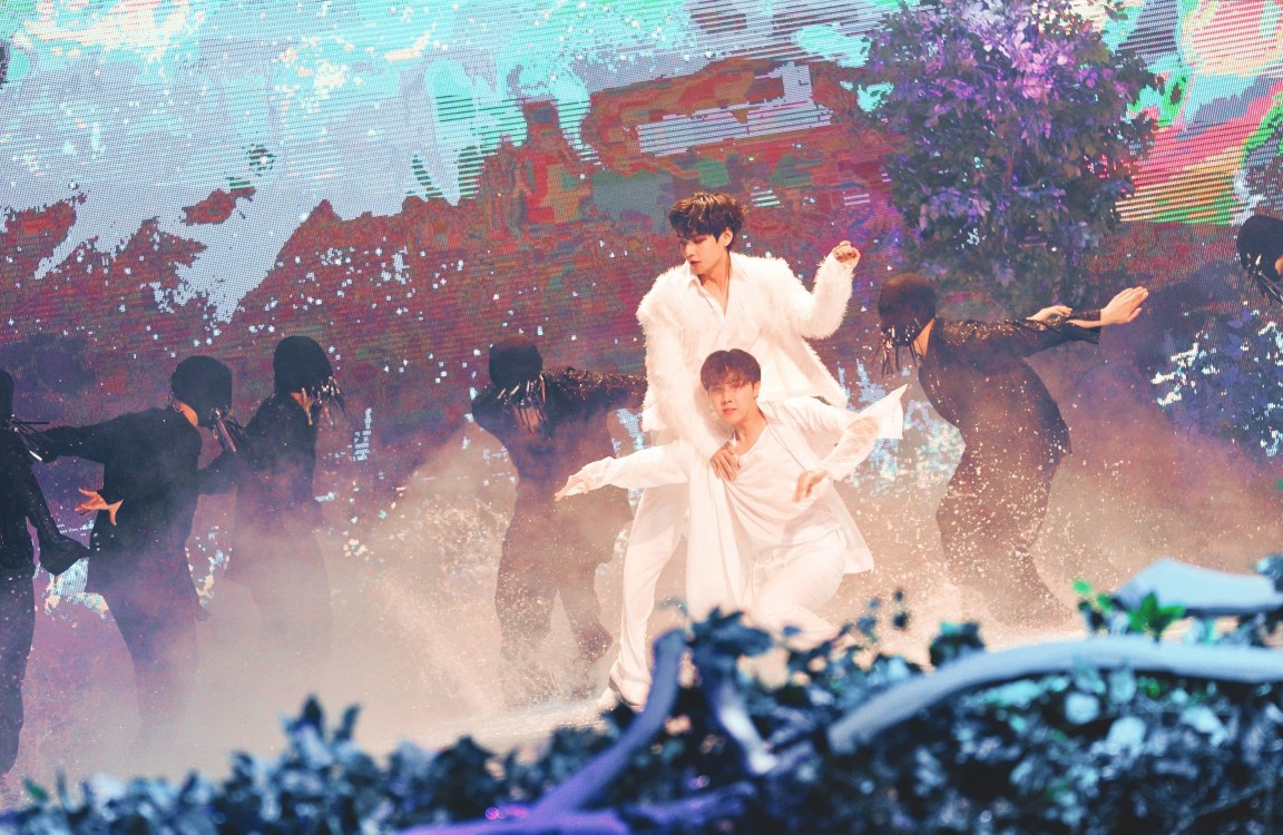 防弹少年团bts 郑号锡 金泰亨 mma颁奖典礼黑天鹅舞台照