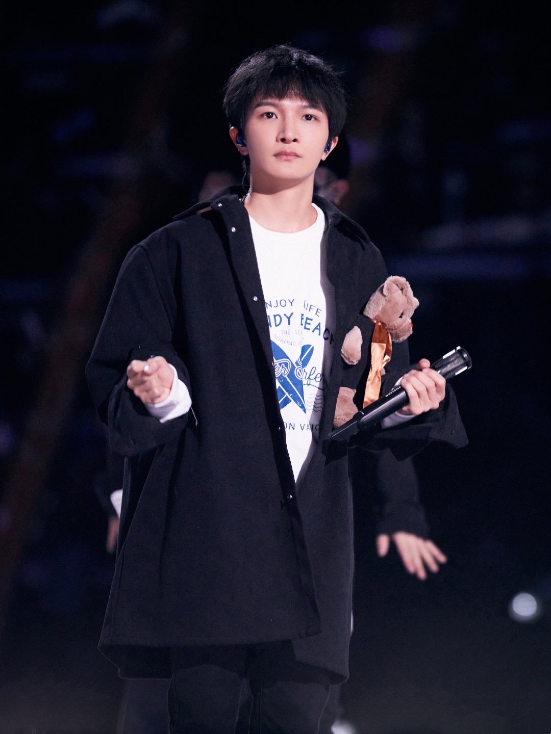 周深的小熊外套太可爱了吧