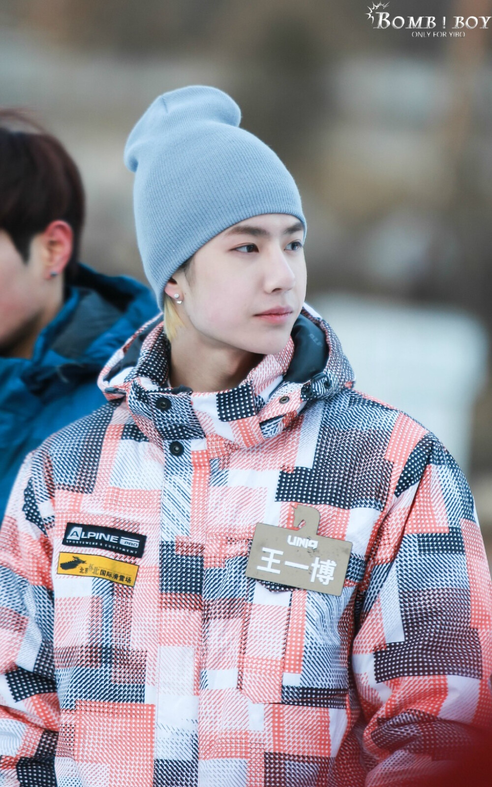 150116 mtv滑雪录制 @uniq-王一博 蓝色美妆蛋 cr:logo