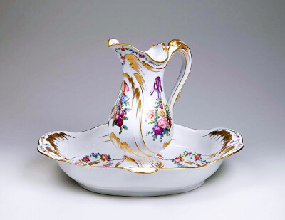 法国御窑塞弗尔的盥洗瓷器套件(basin),大部分制作于18,19世纪.