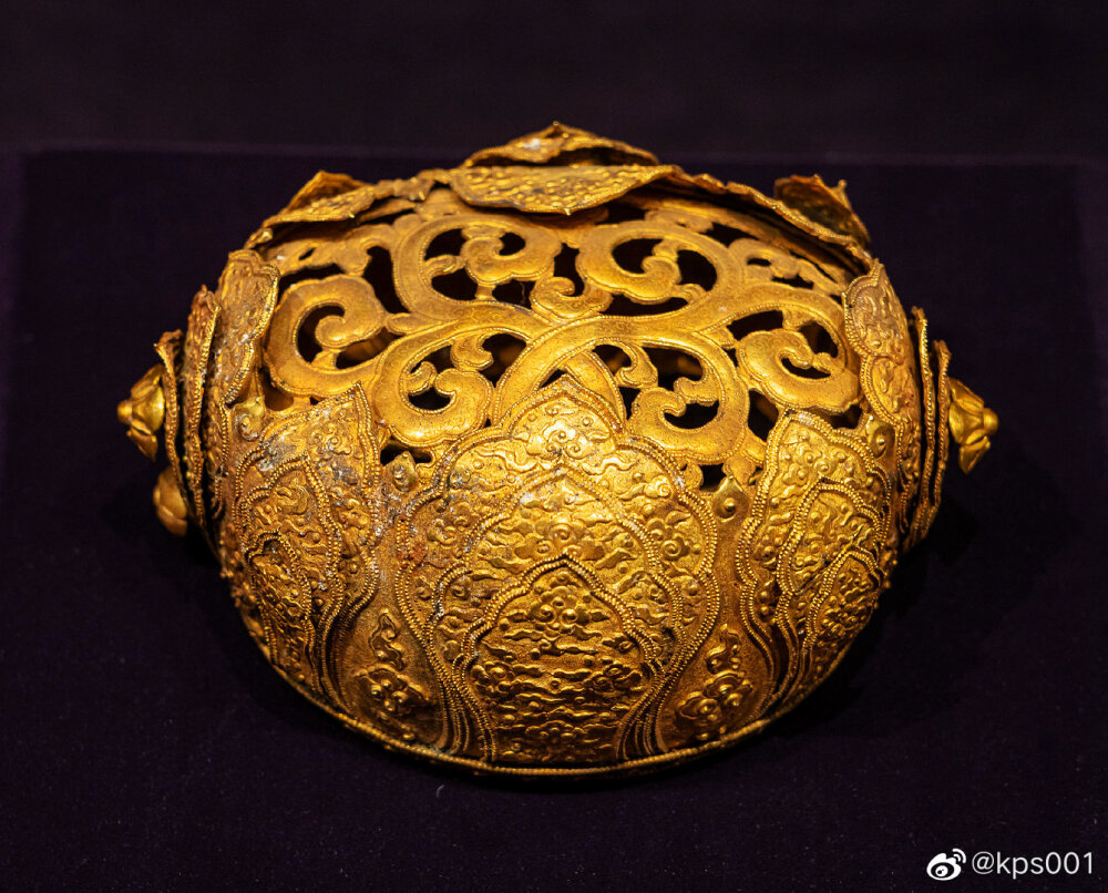 这件明代的莲花冠呈半球形,冠身用莲花形的薄金片,四层重叠围成冠体