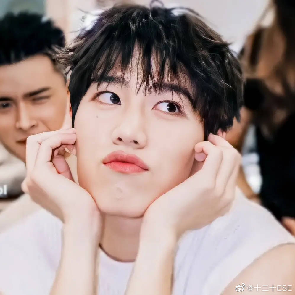 眉眼都是笑意的人怎么能够不喜欢