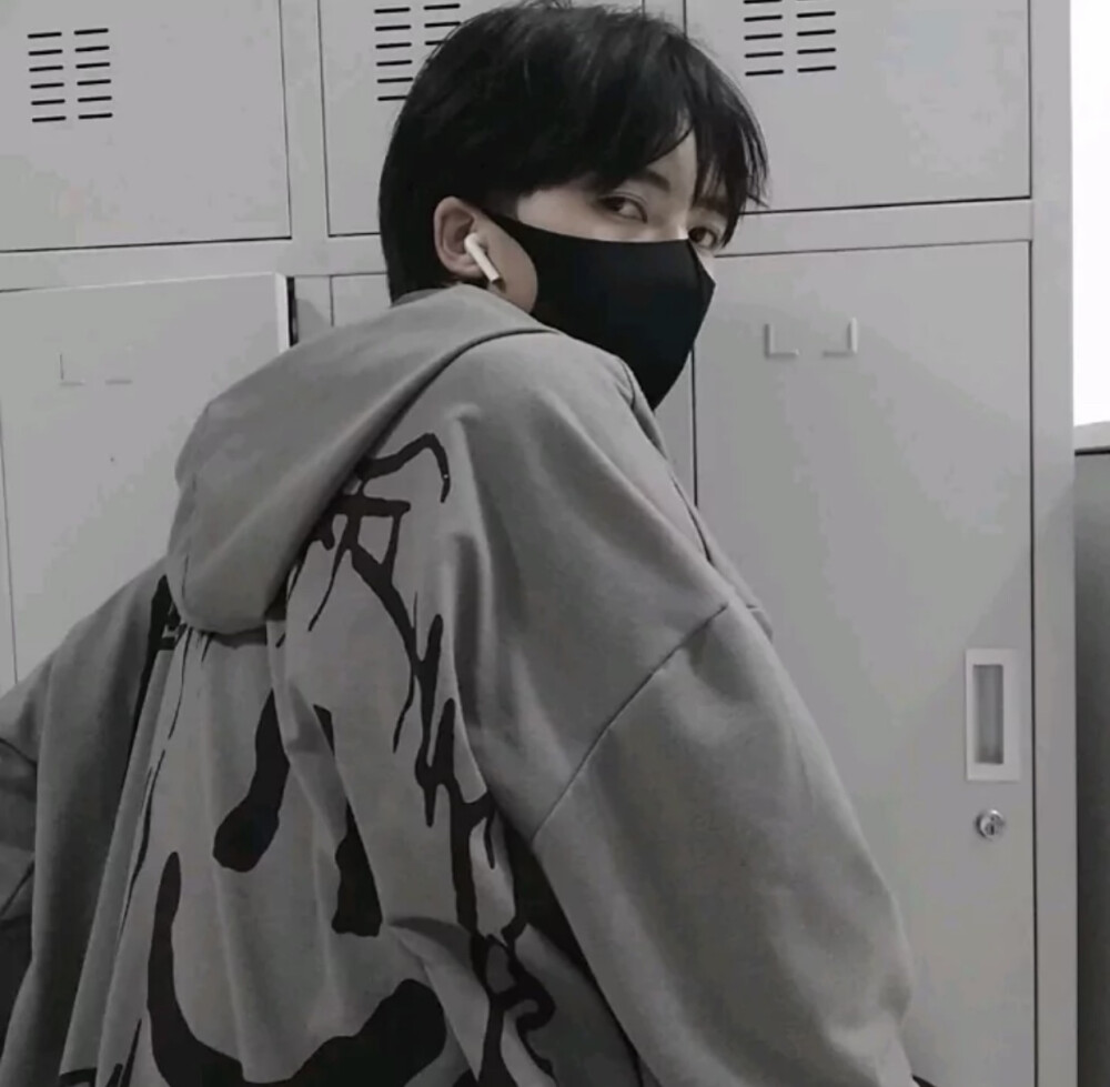 把仰望他人变成蔑视一切. #真人男头# 侵权删