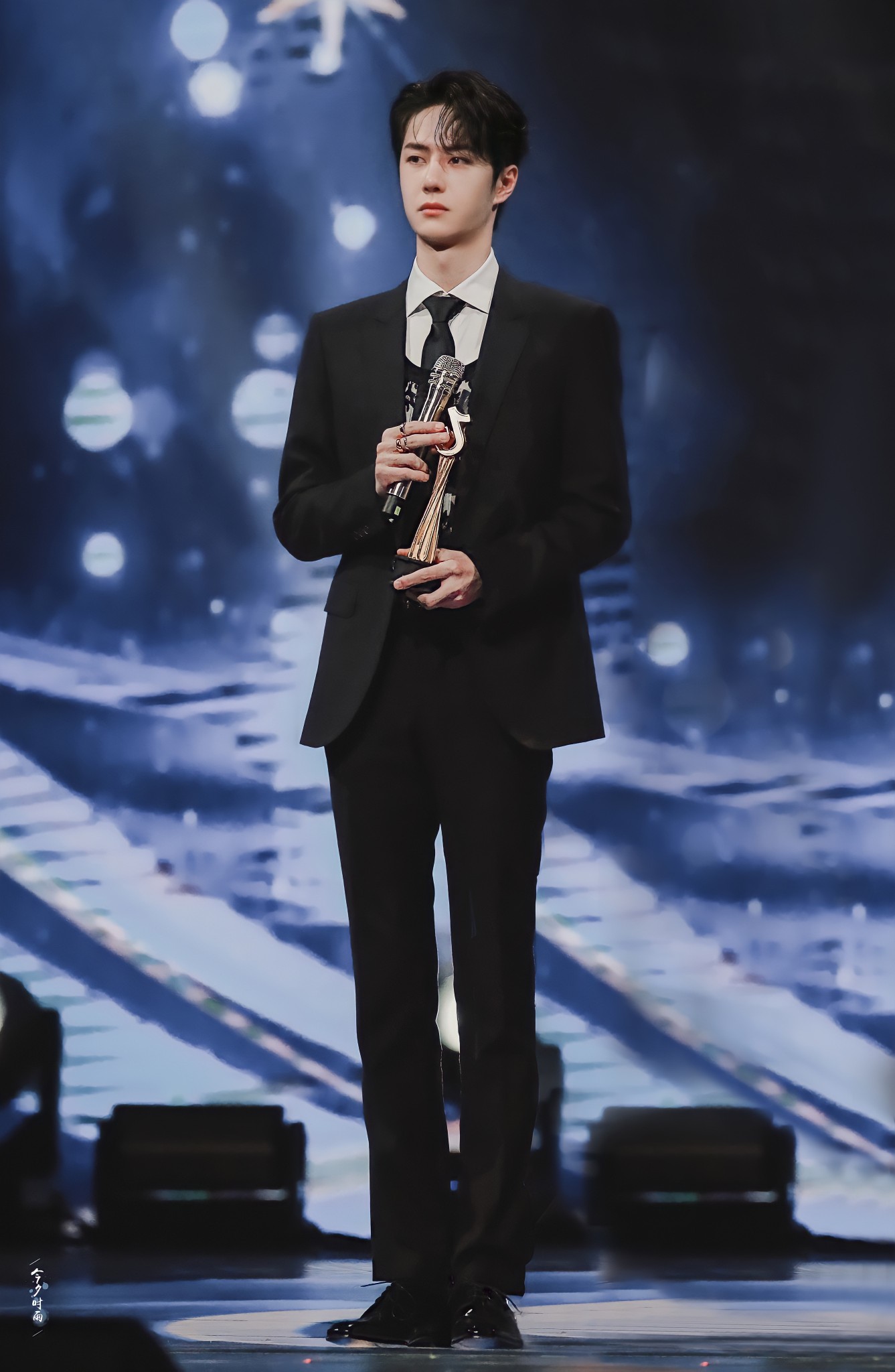 210119 抖音星动之夜 @uniq-王一博 cr:logo