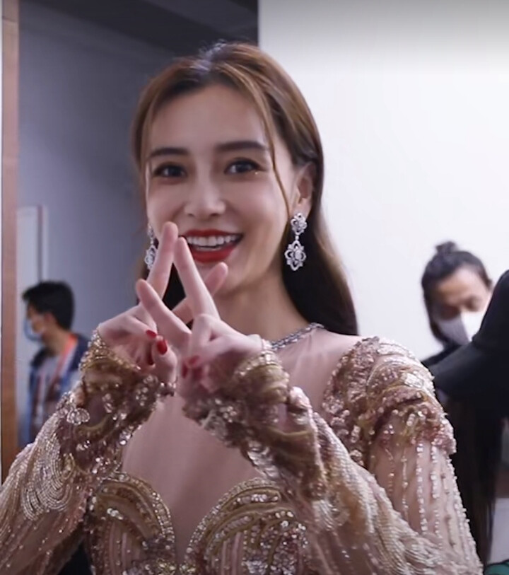 杨颖跨年晚会2021照片,杨颖照片奔跑吧裙子 angelababy跨年晚会后台视频花絮