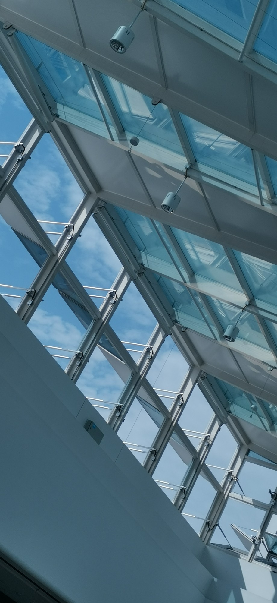 夏日的阳光穿过玻璃