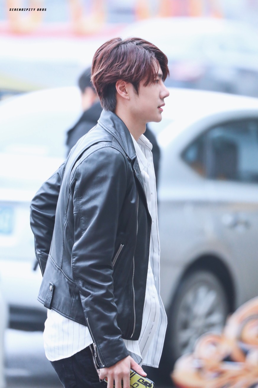 190227 天天向上上班@uniq-王一博 皮衣耶啵 cr:logo