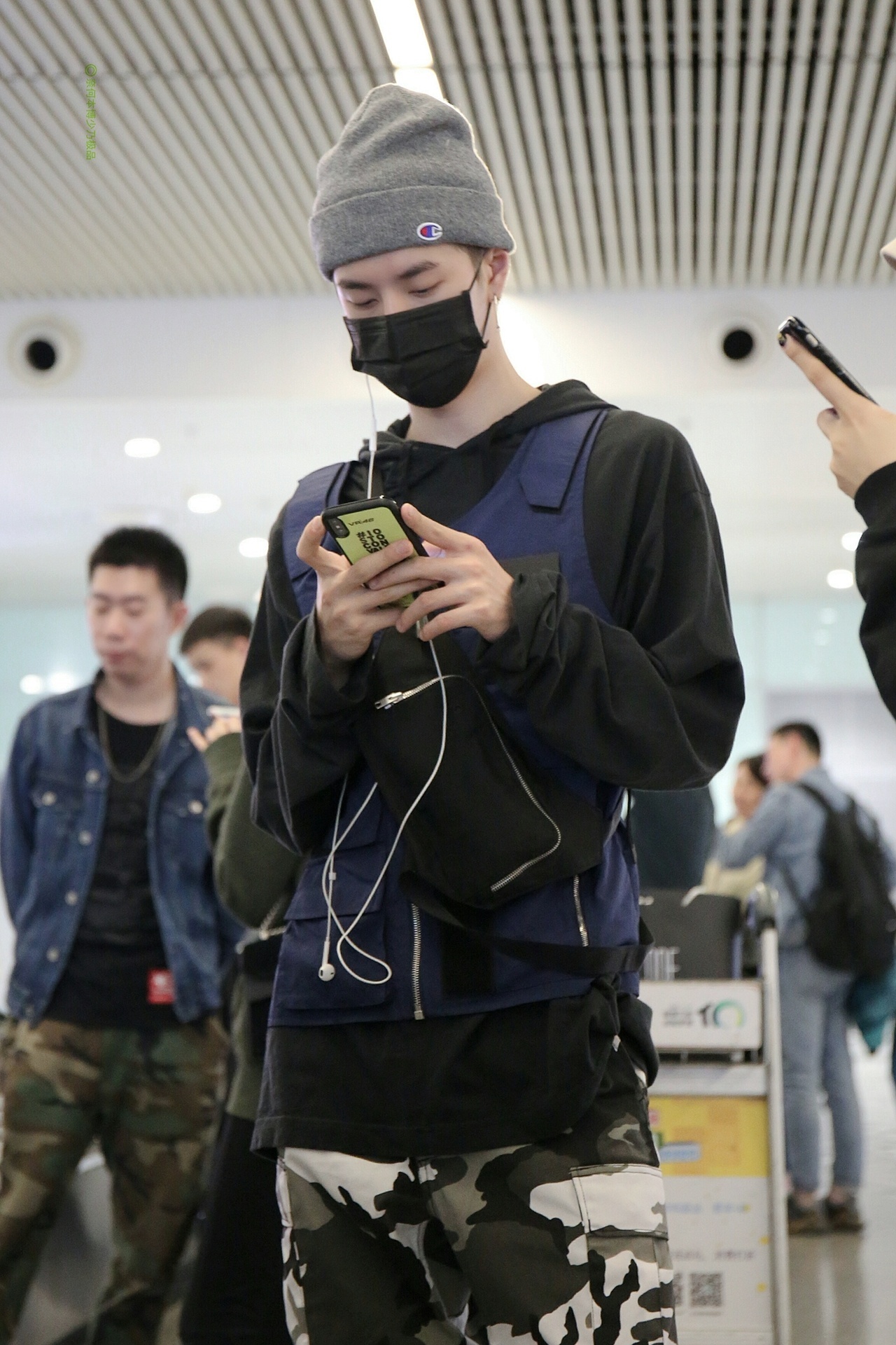 180327 北京-长沙 @uniq-王一博 cr:logo