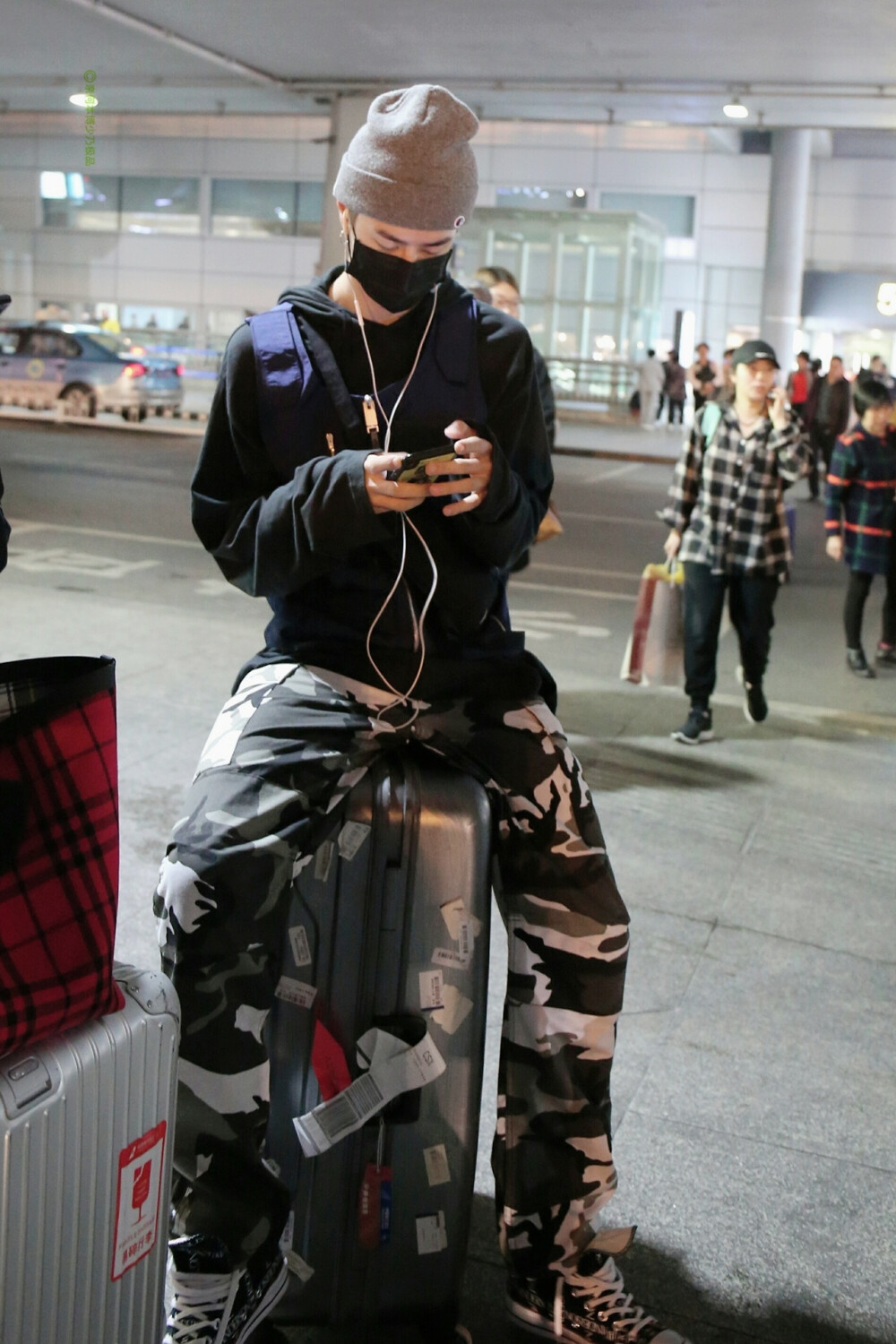 180327 北京-长沙 @uniq-王一博 cr:logo