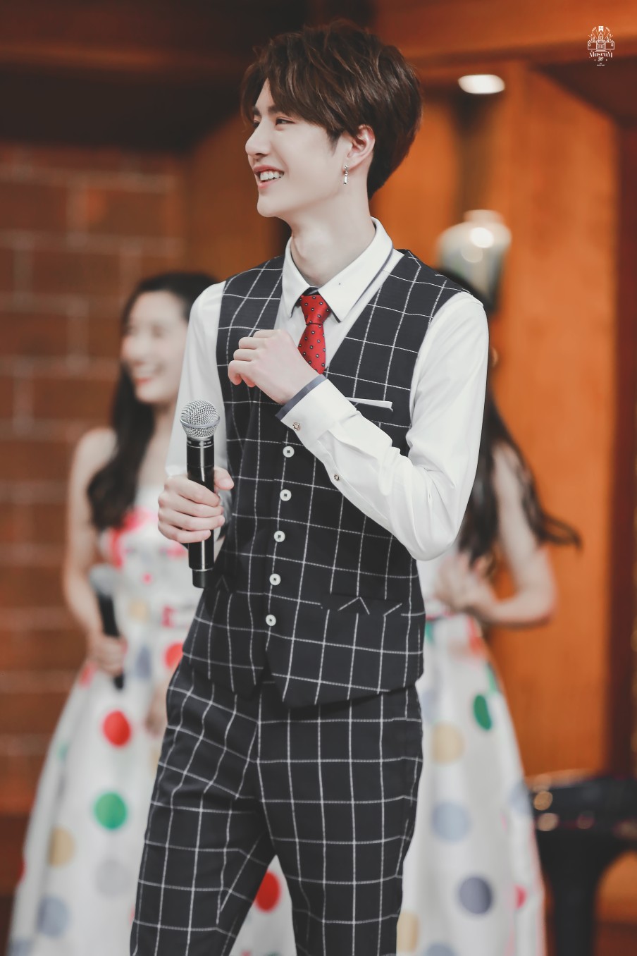 160417天天向上录制uniq王一博crlogo