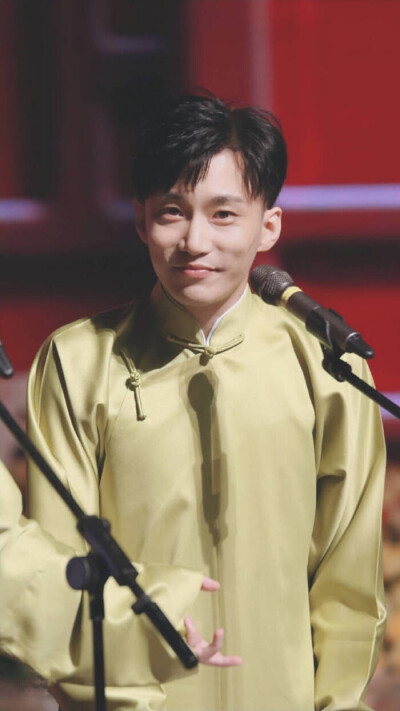 何九华黄色大褂