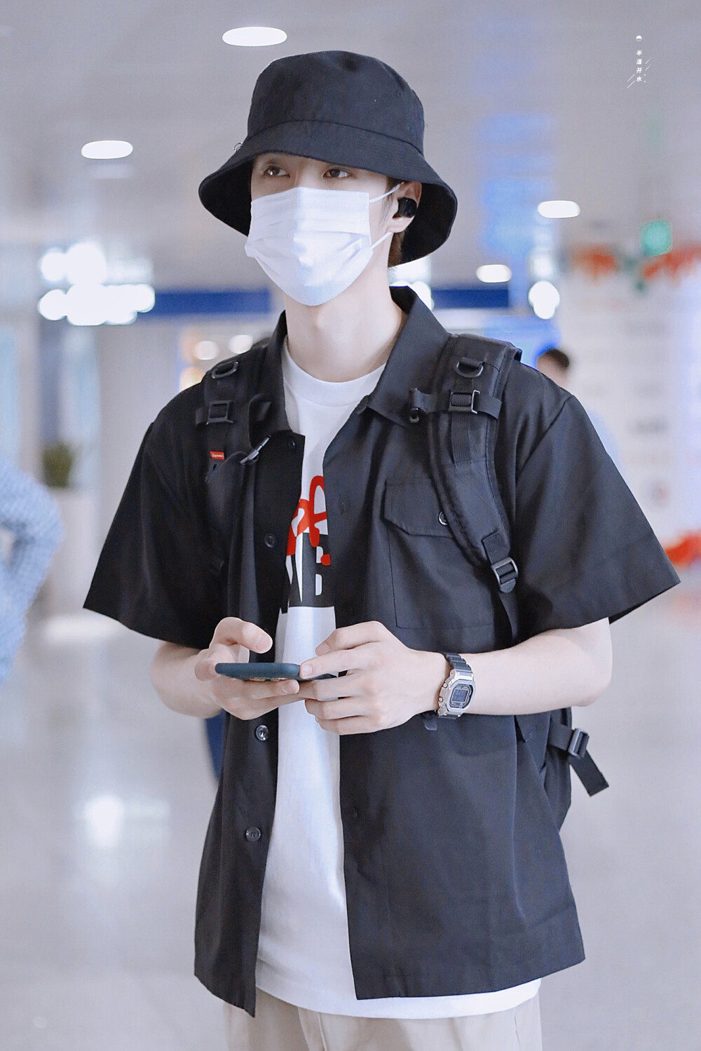 190518 北京-长沙 @uniq-王一博 cr:logo