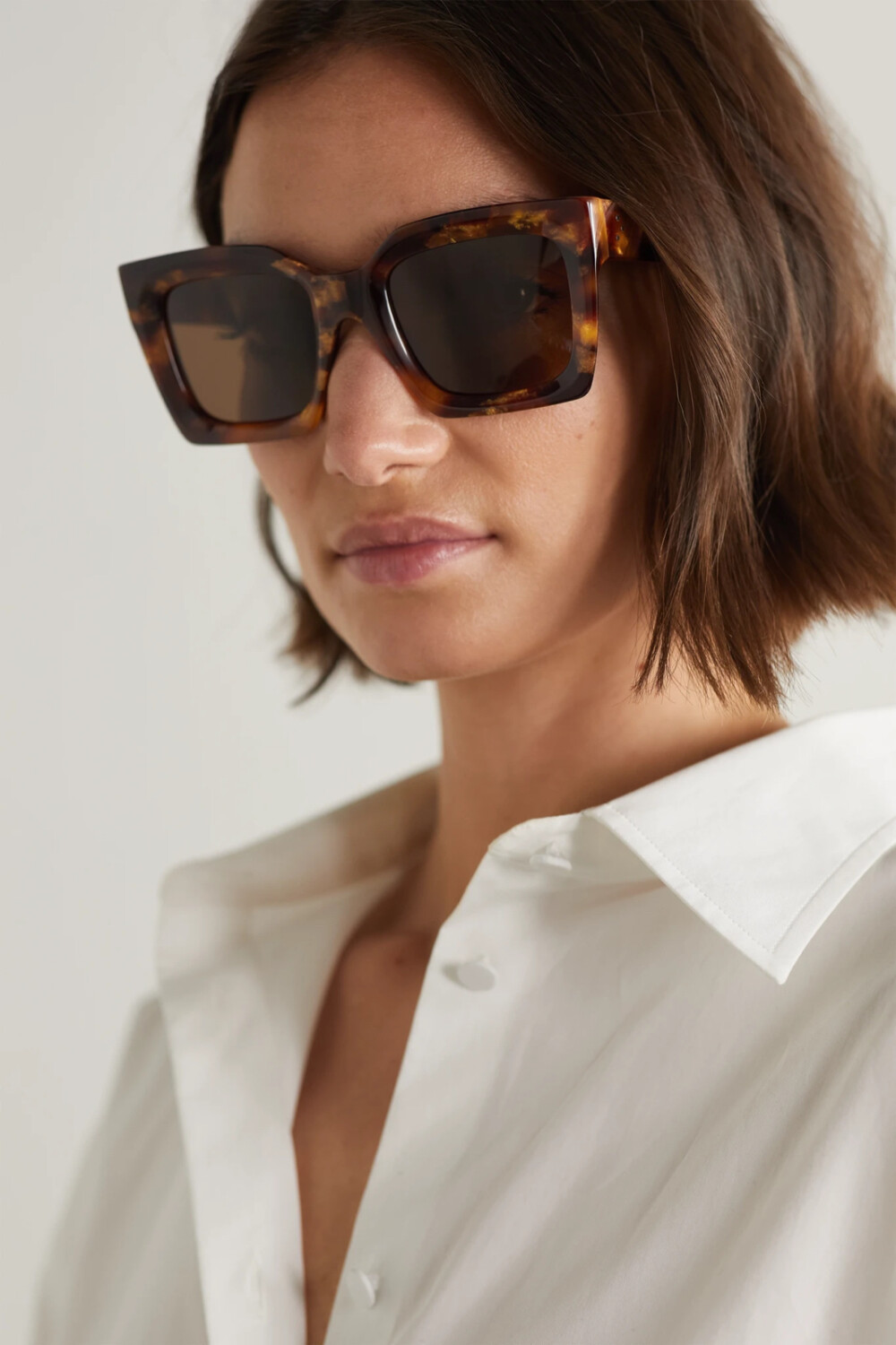 摘下后别忘了将它放入随附眼镜盒中,妥善保管.