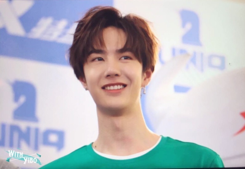 160520 特步一日店长 @uniq-王一博 cr:logo