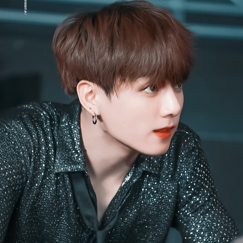 "想送你很多很多口红,让你每天还我一点" jungkook/田柾国 cr.