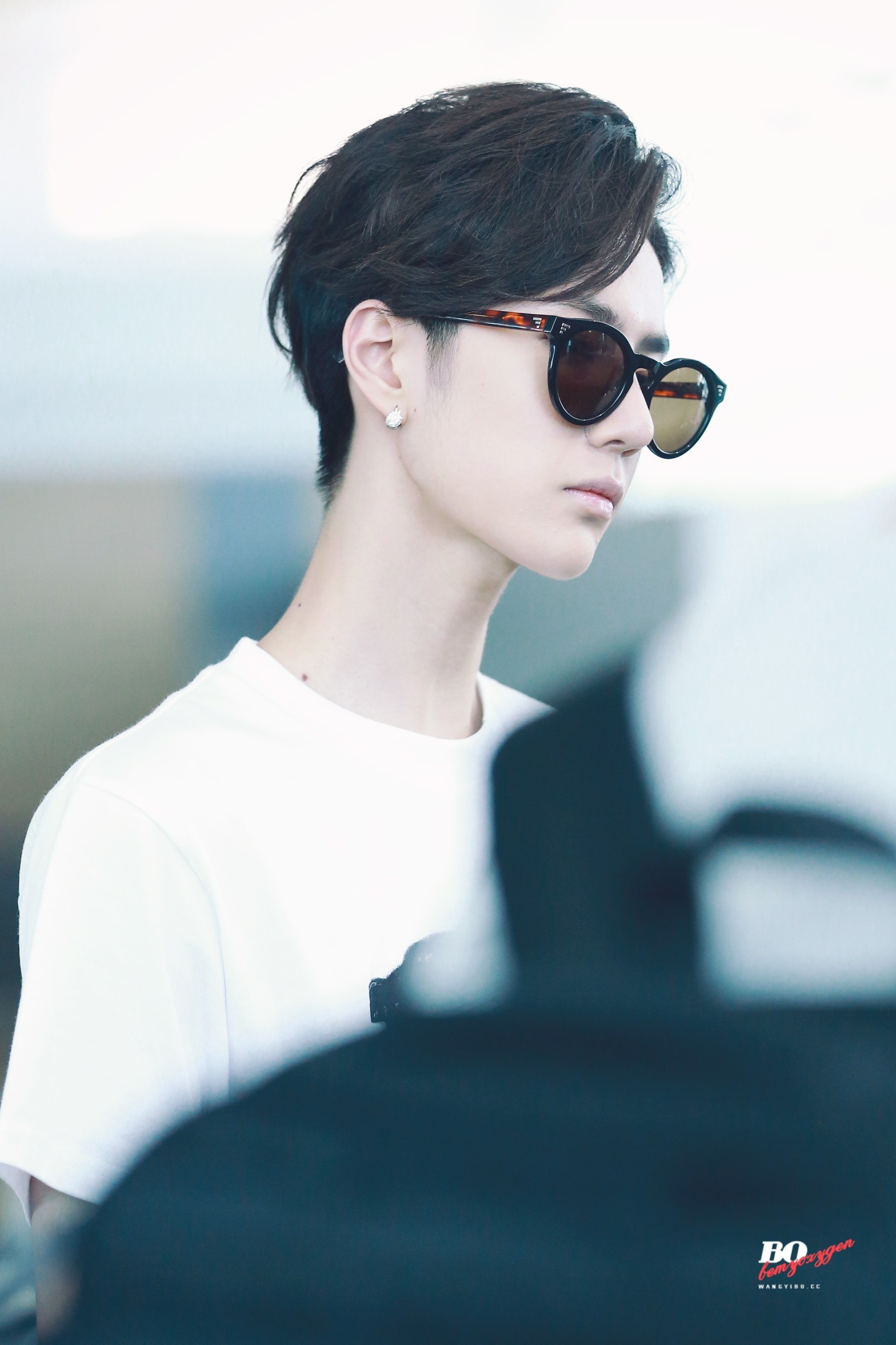 150725 仁川-重庆 @uniq-王一博 这优越的下颌线和5a颈区,就已经看不