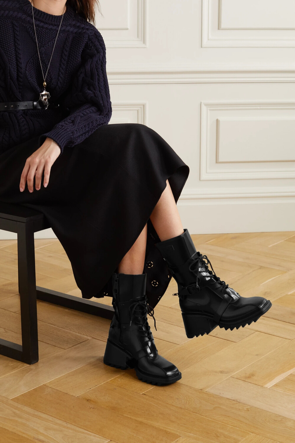 chloé 这款 "betty" 踝靴以防水橡胶精心打造,设有抓地力十足的锯齿