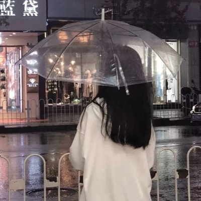 雨中美女头像图片