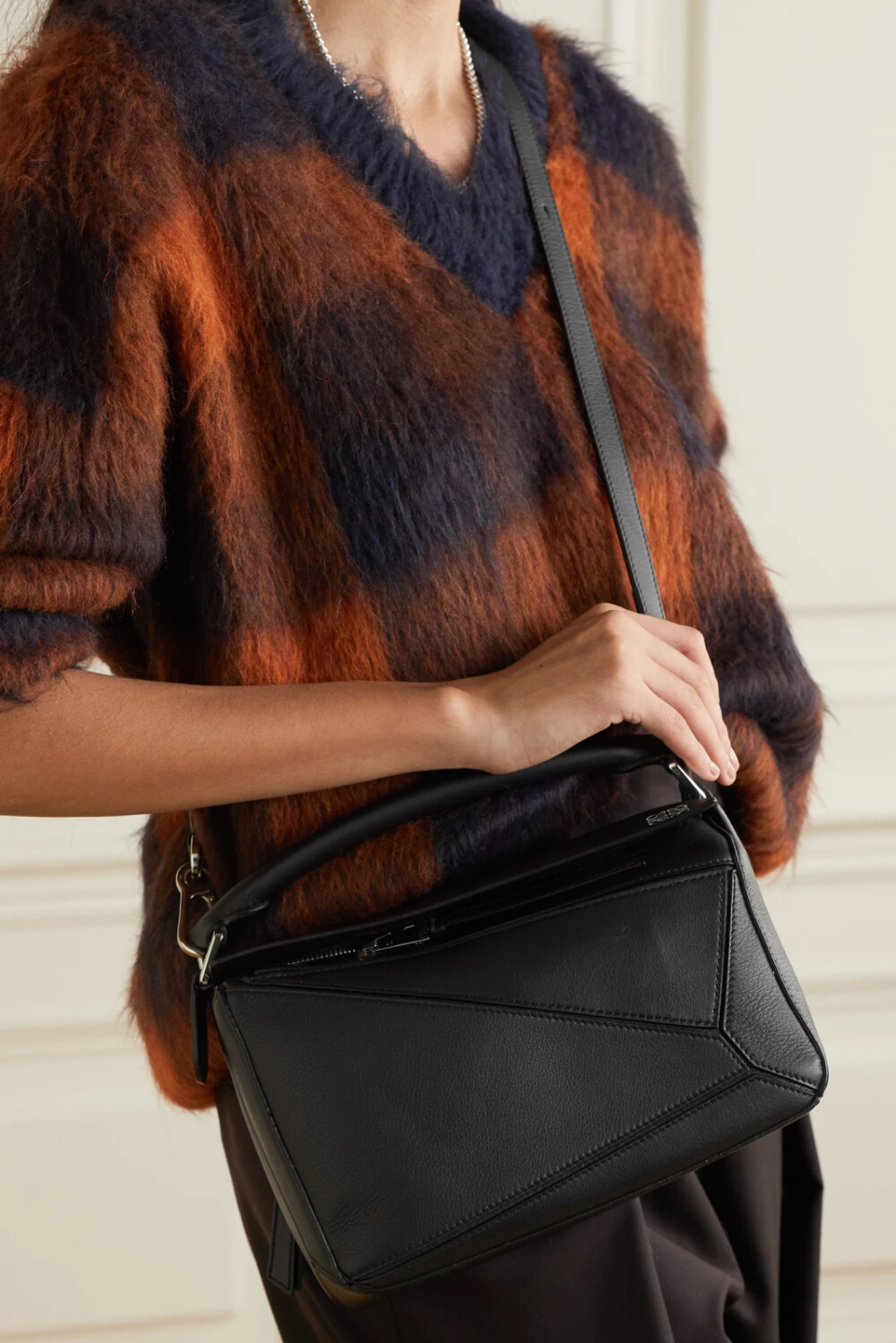 loewe 的 "puzzle" 单肩包时尚地位不容质疑,其珠宝般别处心裁的拼接