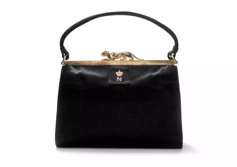 jeanne为美国社交名媛barbara hutton定制的黑色珐琅纹老虎绿宝石手包