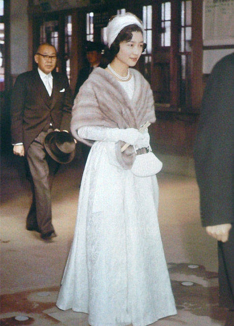穿皮草的日本美智子皇后